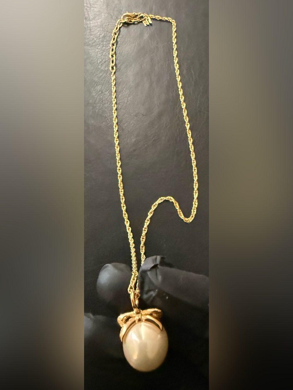 NWOT Nina Ricci Gold Necklace with Cream Pearl Pendant